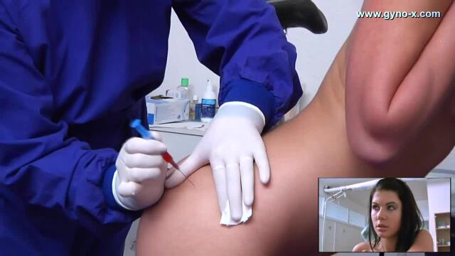 A nővér felkészíti betegét egy valódi gynokronikai teszt elvégzésére