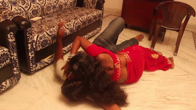 La joven india muestra su cuerpo mientras es follada - Actriz Priya